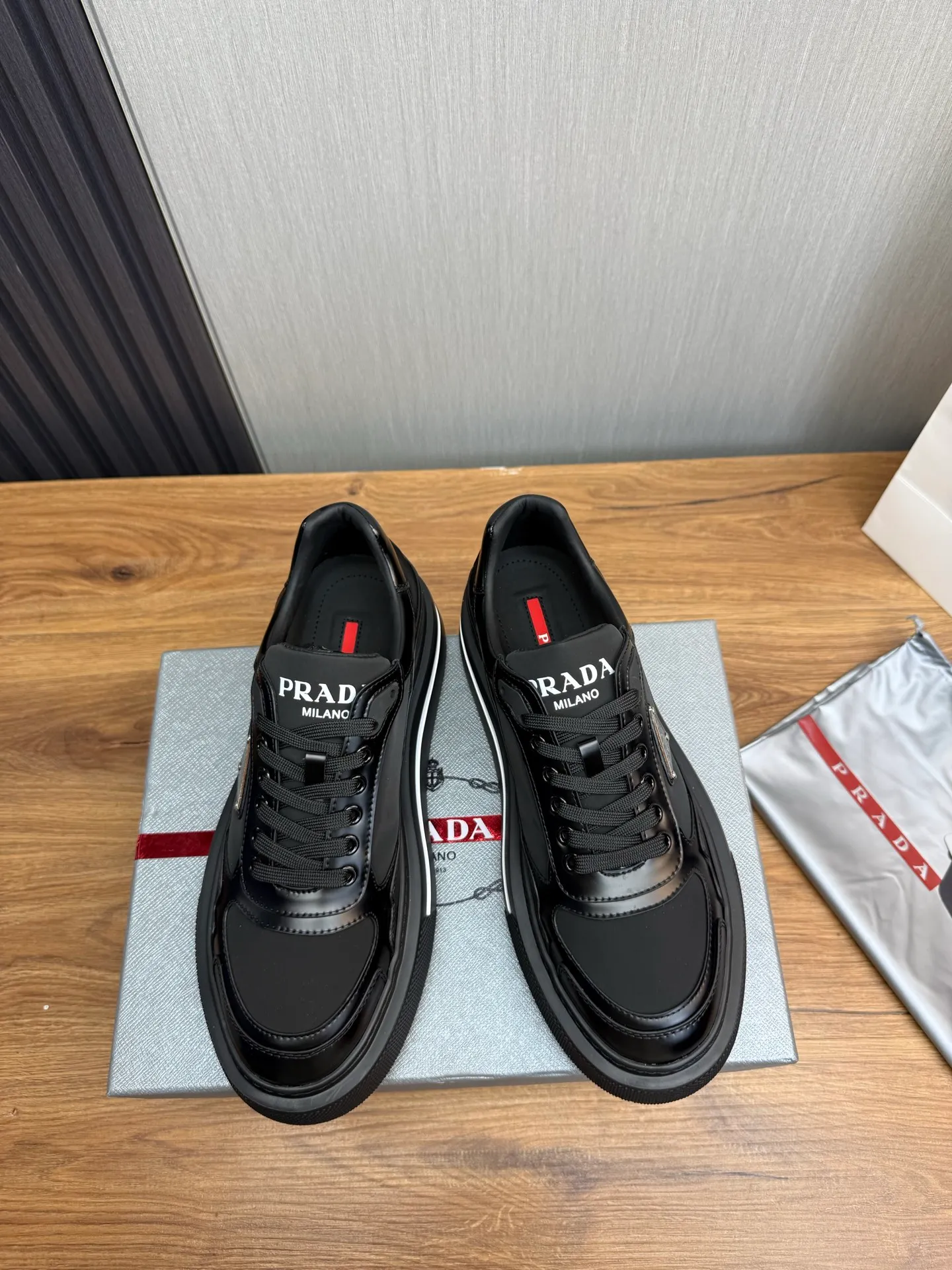 Men's shoes 💰580💰 [PRADA] Hot-selling men's shoes shipped 👏Official website synchronized ⬆️ Original cowhide fabric + cowhide lining, cowhide feet 🐮 1:1 shipment ✔️Original original sole, 38-45 (45. Customized, non-refundable)